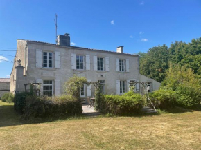 Hotels in Dampierre-Sur-Boutonne